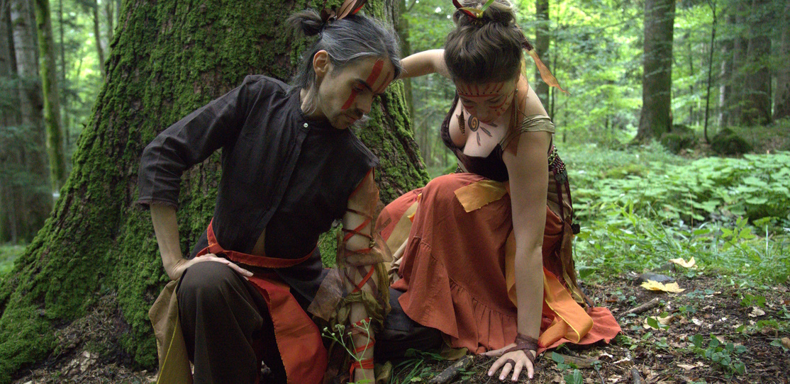 couple de danseurs costumé au pied d'un arbre