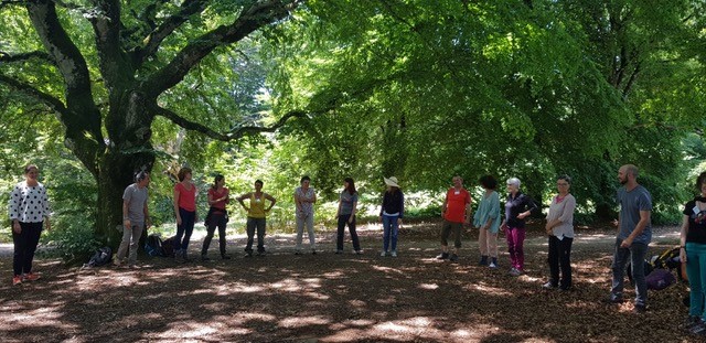 groupe de personnes réunies dans la foret