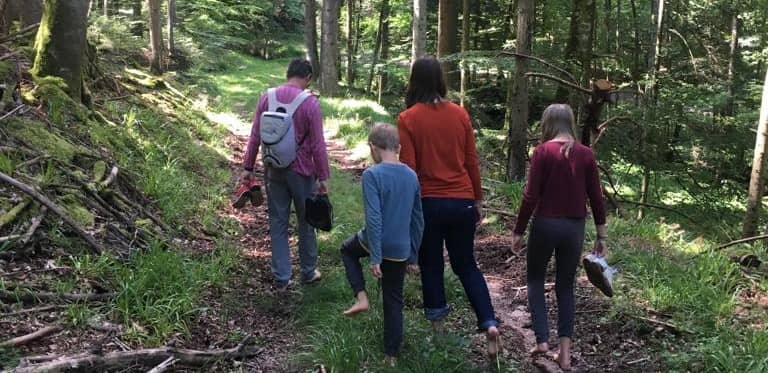 famille marchant dans la foret