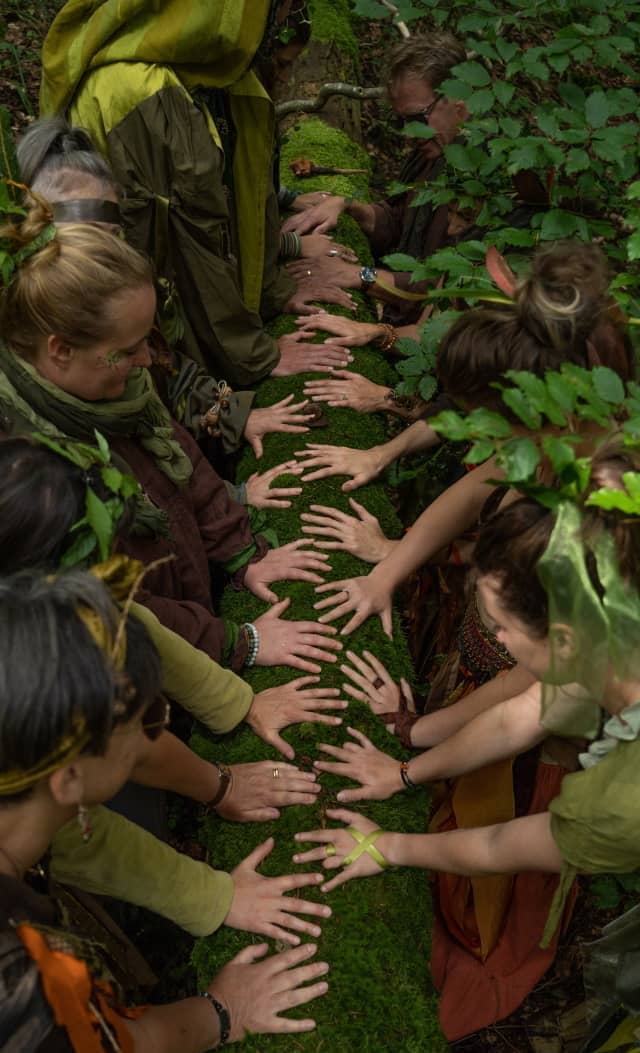 groupe autour d'un arbre