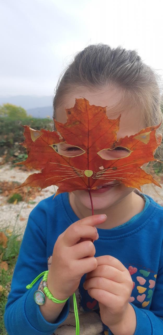 enfant derriere une feuille